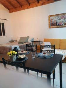 a room with a table and chairs and a bed at Chalé Luar da Serra in Camanducaia