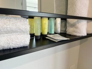 a shelf with several differentials of towels at Complexe la Falaise in Rivière-du-Loup +49 photos