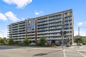 an apartment building on the corner of a street at Central 2b2b with 2 Parkings across largest Mall in Braddon