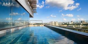 a swimming pool on the side of a building at Acogedor Apartamento Céntrico in Santo Domingo