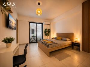 a bedroom with a bed and a desk and a window at Acogedor Apartamento Céntrico in Santo Domingo +45 photos