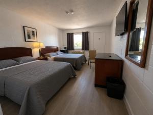 Llit o llits en una habitació de Huron Coast Inn