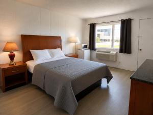 Llit o llits en una habitació de Huron Coast Inn