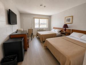 Llit o llits en una habitació de Huron Coast Inn