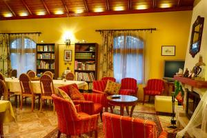 a dining room with red chairs and a table at Ópusztaszeri Erdei Wellness Vendégház in Ópusztaszer