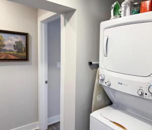 a kitchen with a washer and dryer in a room at 1500 Sq ft Space 2 Bed 2 Bath Large Kitchen in Conshohocken