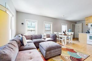ein Wohnzimmer mit Sofa und Tisch in der Unterkunft Hidden Gem in Cavendish