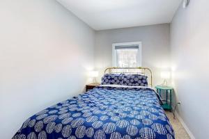 ein Schlafzimmer mit einem blauen Bett und einem Fenster in der Unterkunft Hidden Gem in Cavendish + 12 Fotos