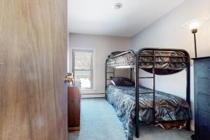 ein Schlafzimmer mit zwei Etagenbetten und einem Fenster in der Unterkunft Hidden Gem in Cavendish