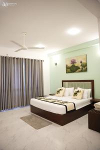 a bedroom with a bed and a ceiling fan at Velowyn Ella in Ella