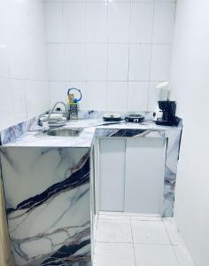 a white kitchen with a marble counter top at Posada Francelly in San Andrés +11 photos