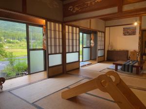 a room with a large window and a bench at Homestay HANIHOHETO in Ena
