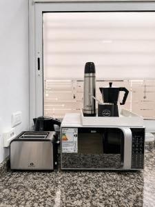 a microwave and a toaster oven on a counter at Paramont Rosario 2 in Rosario de la Frontera