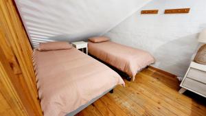a room with two beds in a room at Poolside Retreat 250m From Beach Resort Facilities in Mandurah