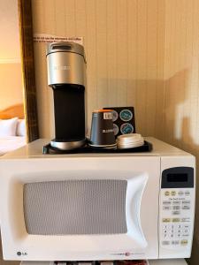 Eine Kaffeemaschine, die auf einer Mikrowelle steht. in der Unterkunft Travelodge by Wyndam Chetwynd in Chetwynd
