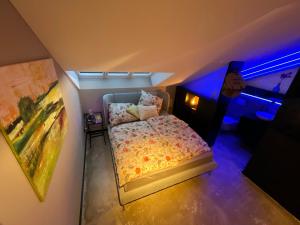 a person taking a picture of a bedroom with a bed at Gleisbett 12-1 in Meiningen