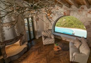 ein Wohnzimmer mit großem Fenster und einem Pool in der Unterkunft Villa Amara Private Estate in Anafonítria