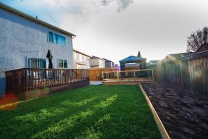 a yard with a fence and a house at Cozy Prairie Mansion in Winnipeg