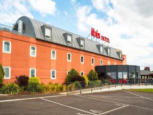 a us firm building with a parking lot at ibis Chalon Sur Saone Nord in Chalon-sur-Saône
