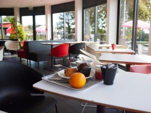 a tray of food on a table in a restaurant at ibis Chalon Sur Saone Nord in Chalon-sur-Saône