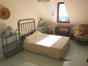 a bedroom with a bed and a teddy bear at Villa à Gap in Gap