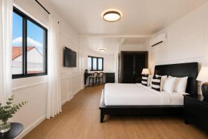 a bedroom with a bed and a large window at Hotel Magnolia Boutique in Panama City