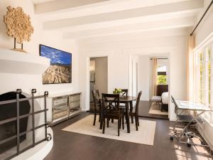 a dining room with a table and chairs at Gloria Palm Springs in Palm Springs