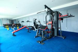 ein Fitnessstudio mit einer Reihe von Laufbändern und Geräten in der Unterkunft Sunday Beachfront View Jomtien Pattaya in Jomtien Beach