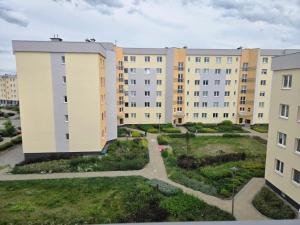 an apartment building with a garden in front of it at Apartament Okulickiego 80 in Gorzów Wielkopolski