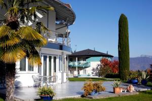 a house with a patio with chairs and plants at Millenniumshof in Caldaro