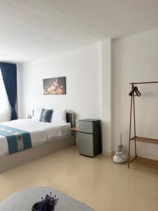 a bedroom with a bed and a tripod in it at S hostel 302 sukhumvit48 near Phrakanong BTS in Amphoe Phra Khanong +5 photos