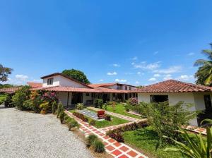 a house with a garden in front of it at Hotel Campestre Jardín Cafetero - Quindio in Armenia