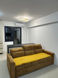 a living room with a couch in a room at Apartament Magnolia Panoramic in Craiova