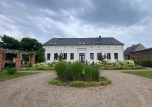 a white house with a driveway in front of it at 6-Personen-Fewo in Buchholz
