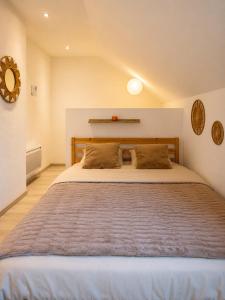 a bedroom with a large bed in a room at Duplex Le Doux Rêve in Dole