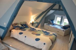 1 dormitorio con cama y ventana en Gîte à la Ferme des Rooses, en Fontaine-Lavaganne