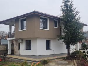 a house with a tree in front of it at Комплекс Траките in Bŭnzareto