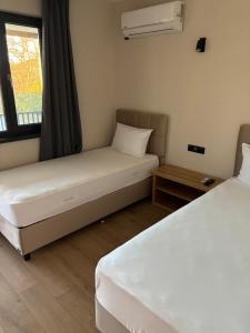 a hotel room with two beds and a window at Комплекс Траките in Bŭnzareto