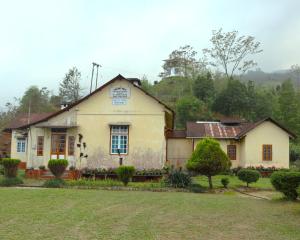 an old house in the middle of a yard at Aama Homestay in Kurseong