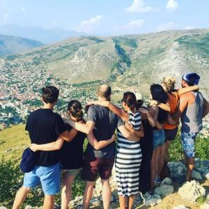 een groep mensen die bovenop een berg staan bij Hostel David in Mostar