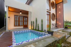 a swimming pool in the backyard of a house at Umacabana 2 in Diyeng