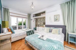 a bedroom with two beds and a desk at Don Sidónio Alojamentos in Portimão