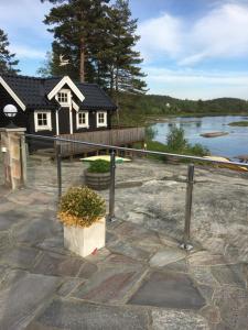 a house sitting next to a body of water at Bjørneboestova in Åmli