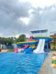 a water slide in a swimming pool at Nualam Glamping in Pasirangin