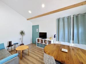 ein Wohnzimmer mit einem Tisch und einem Sofa in der Unterkunft Le Peage de Perouges in Pérouges