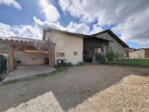 ein leerer Parkplatz vor einem Gebäude in der Unterkunft Le Peage de Perouges in Pérouges