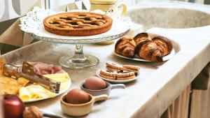 a buffet with a table with bread and pastries and cakes at La Terrazza di Maddalena in Cisano sul Neva
