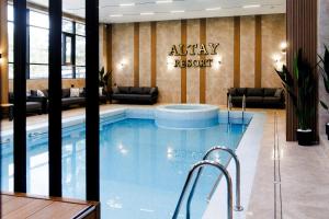 a pool in a hotel lobby with a waiting room at Altay Resort in Shchūchīnsk