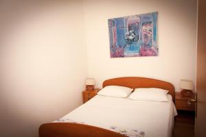 Un pat sau paturi într-o cameră la Apartments Villa Kosovic - ground floor