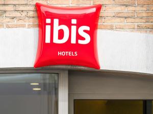 a red sign on top of a hotel at ibis Leuven Centrum in Leuven